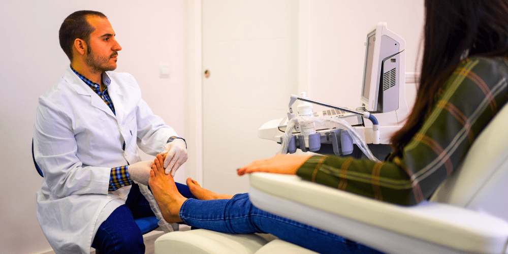 Podologue analysant les pieds d'une patiente